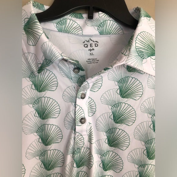 NWOT QED STYLE Polo Golf Shirt W/ Green Clam Shells Size XL Retail $100+ - Picture 1 of 2